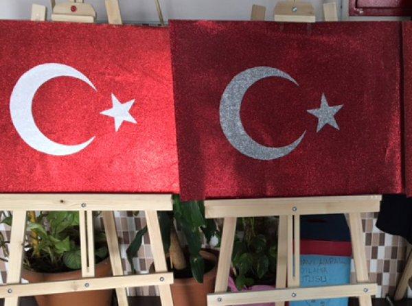 Öğrencilerimizin Türk Bayrağı etkinliği