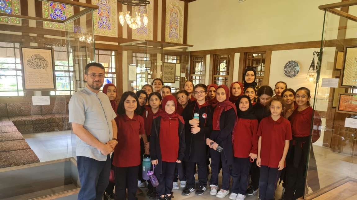 5/B sınıfımız Nurullah Özden'in Hat sergisini ziyaret etti. 